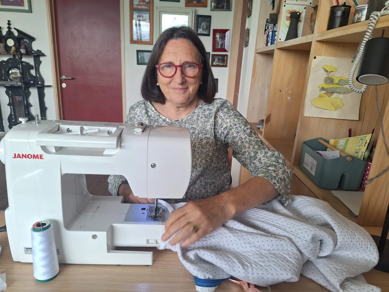 Coca en su taller, frente a la máquina de coser