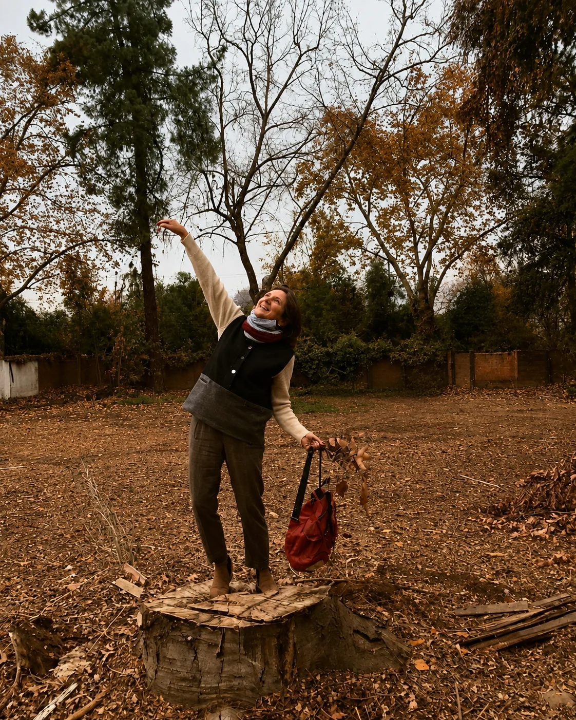 Coca Hurtado vistiendo MAU en un parque de Santiago