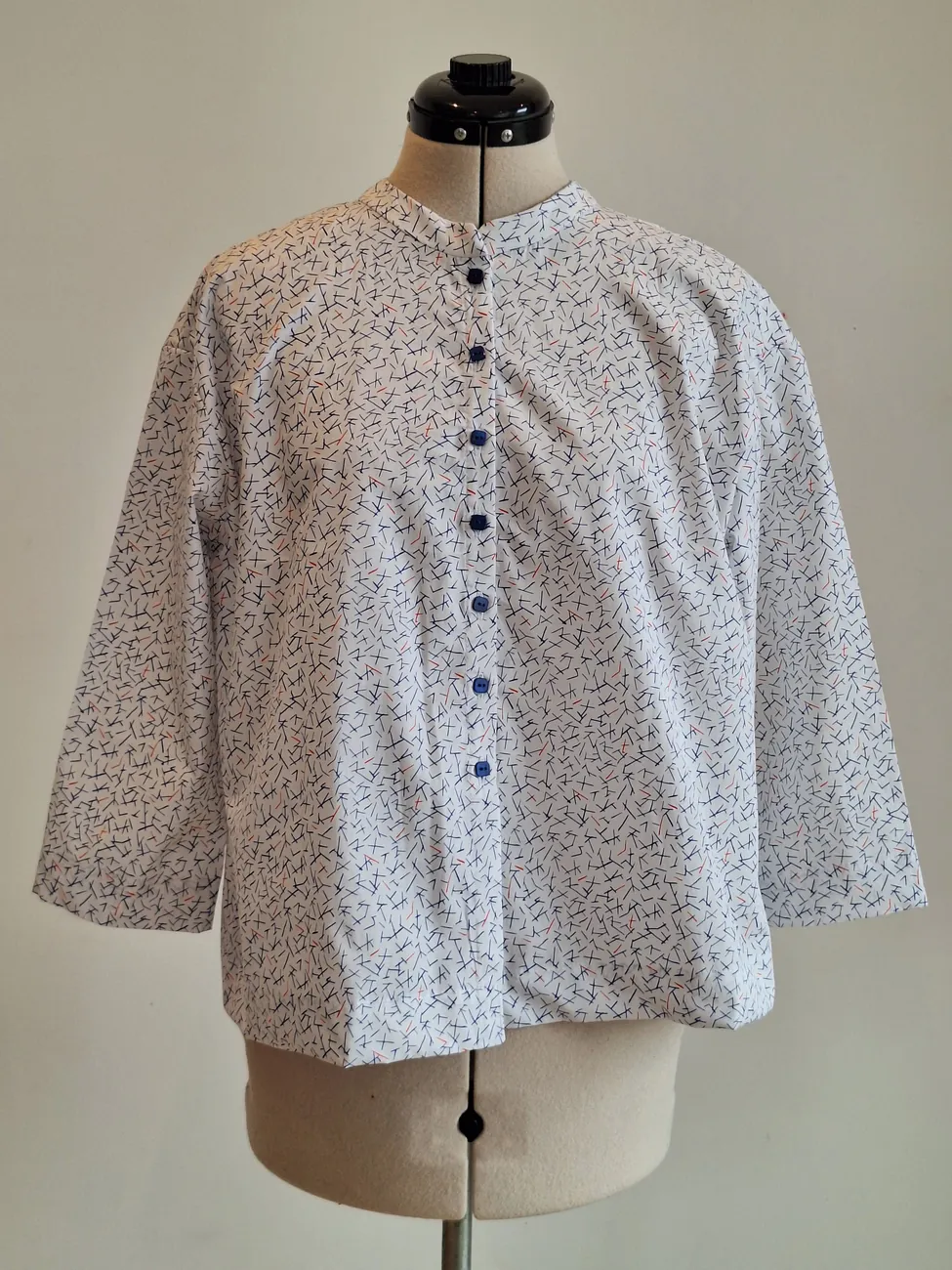 Blusa blanca, diseño rojo y azul MAU