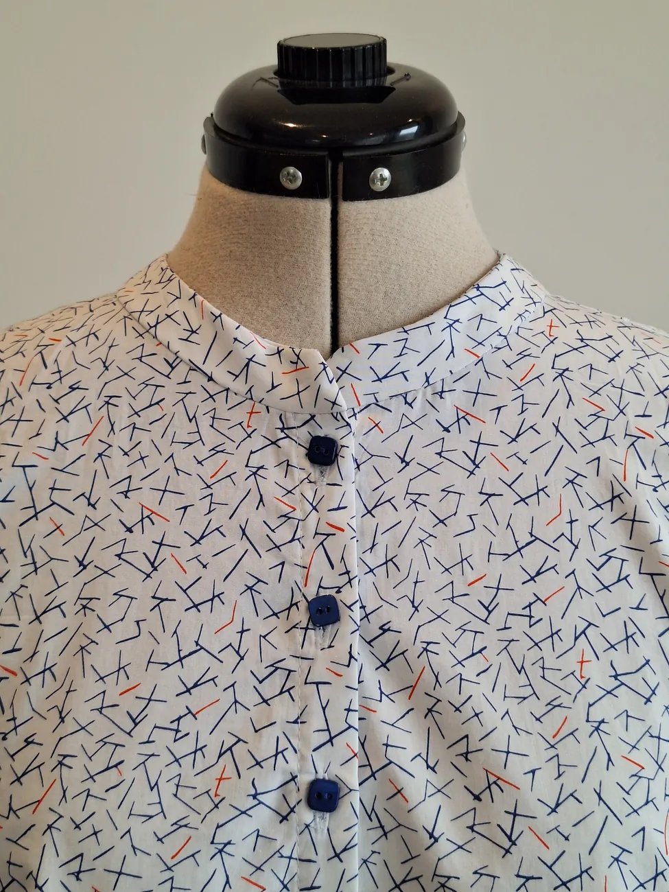 Blusa blanca, diseño rojo y azul MAU