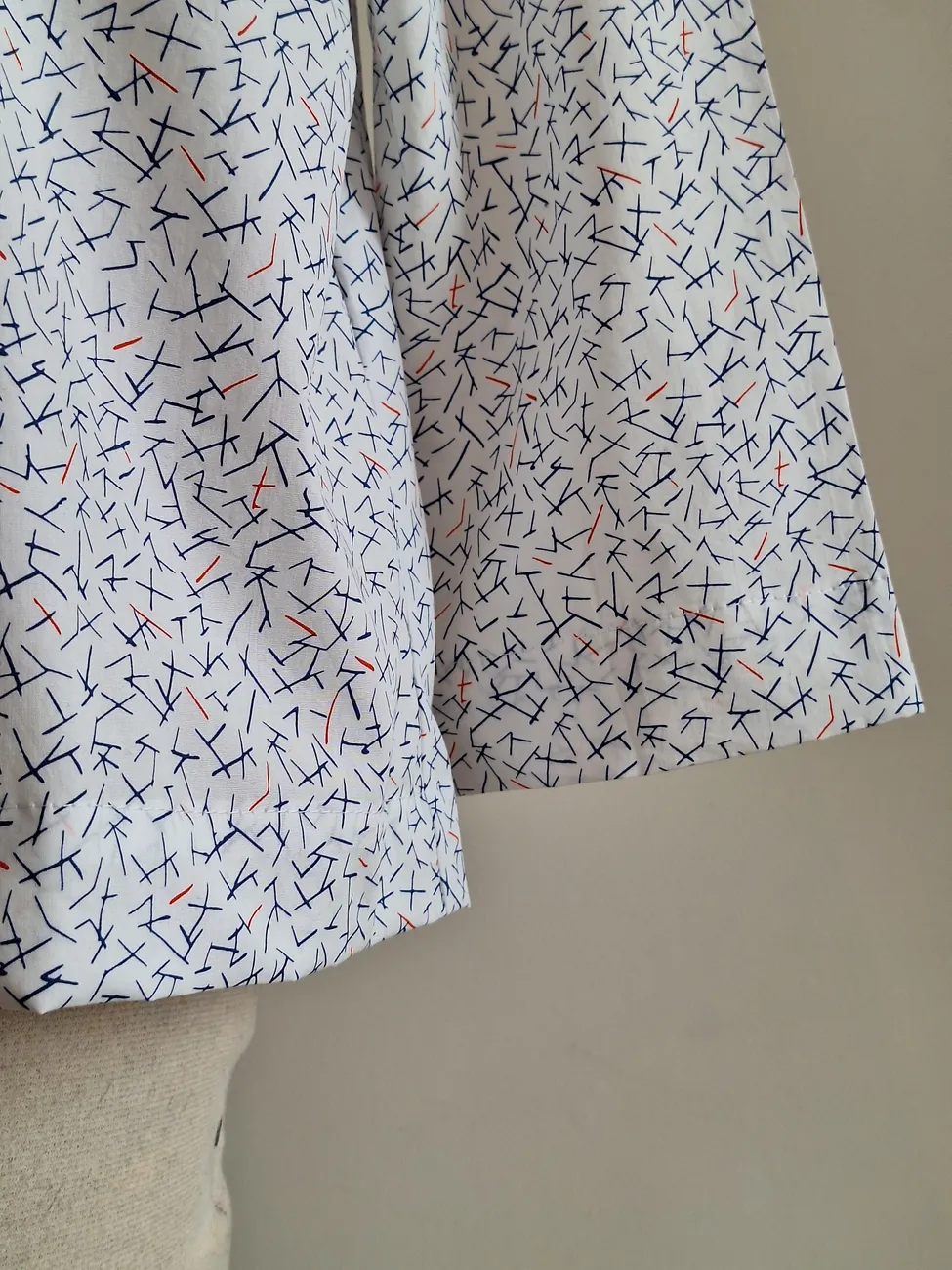 Blusa blanca, diseño rojo y azul MAU