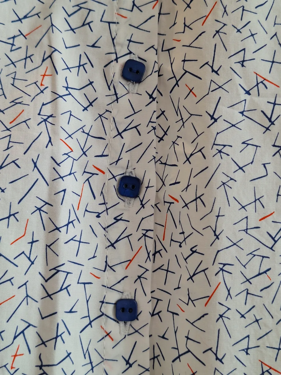 Blusa blanca, diseño rojo y azul MAU