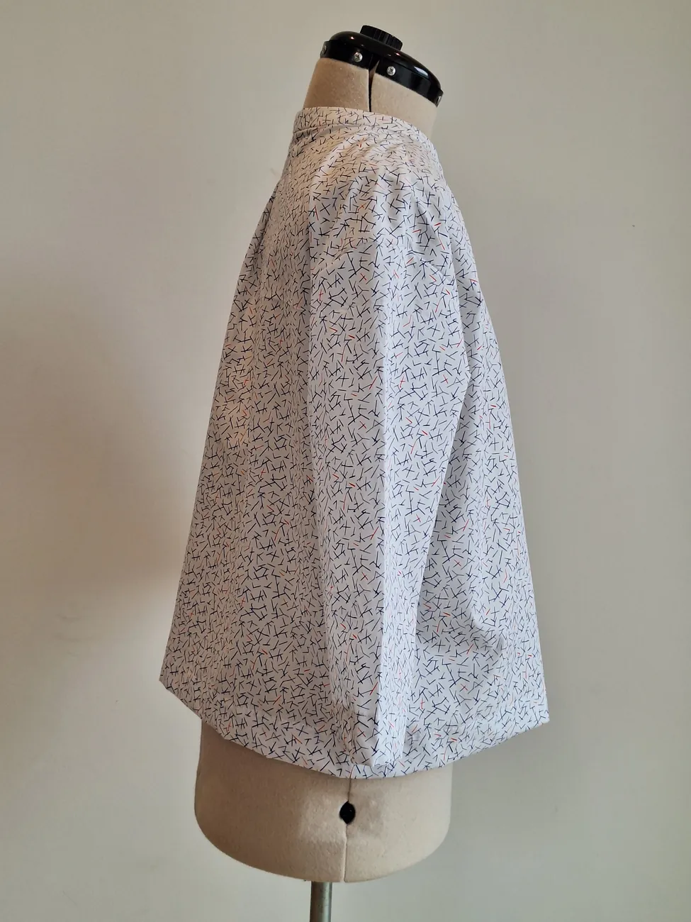 Blusa blanca, diseño rojo y azul MAU