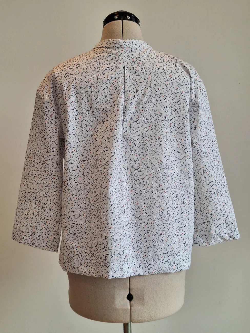 Blusa blanca, diseño rojo y azul MAU