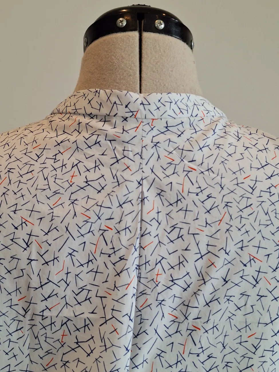 Blusa blanca, diseño rojo y azul MAU