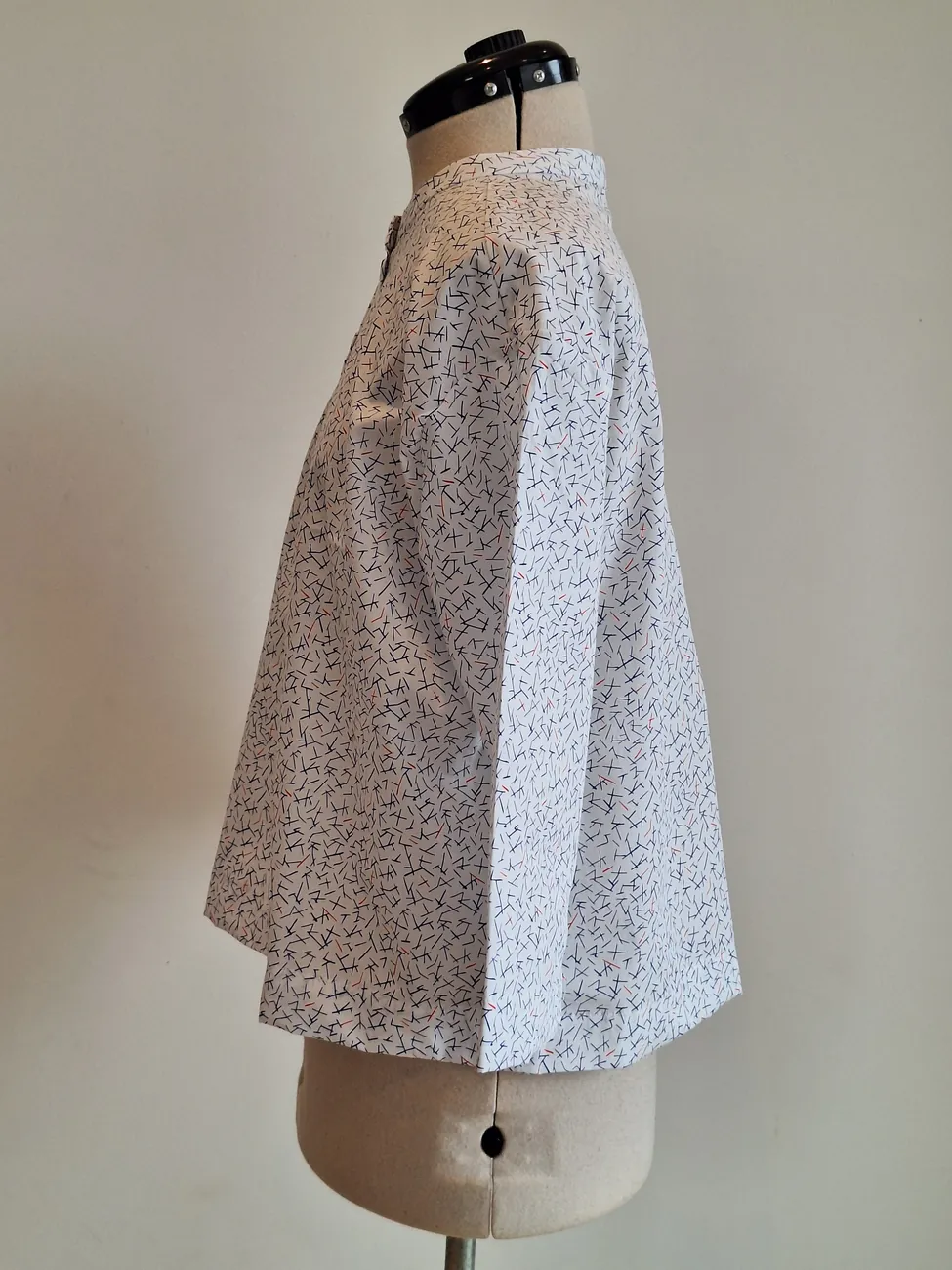 Blusa blanca, diseño rojo y azul MAU