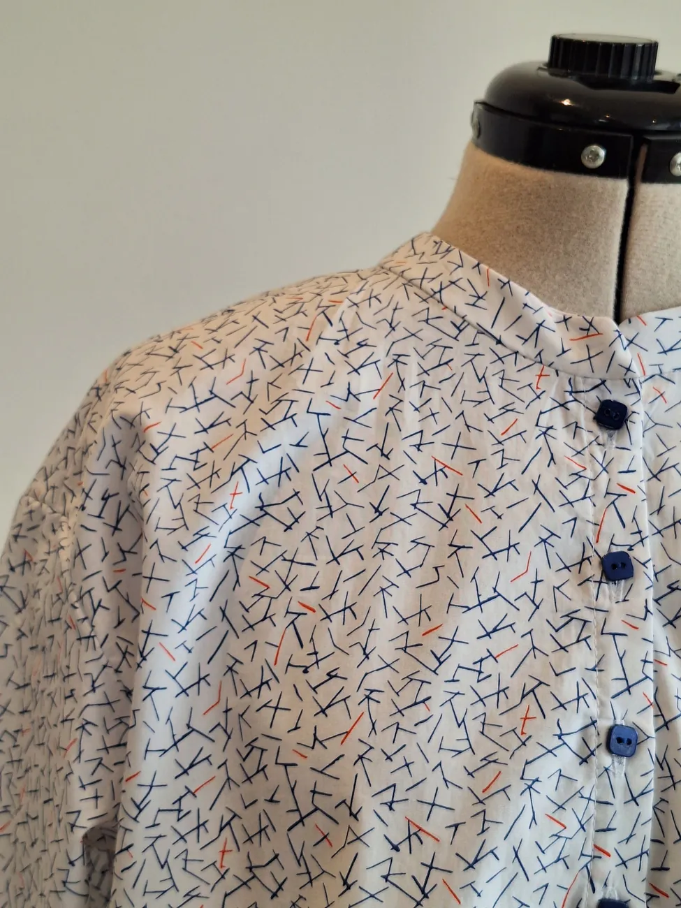 Blusa blanca, diseño rojo y azul MAU