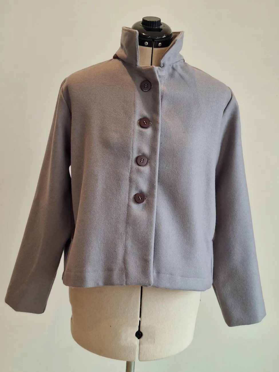 Chaqueta gris clara, cuello subido MAU