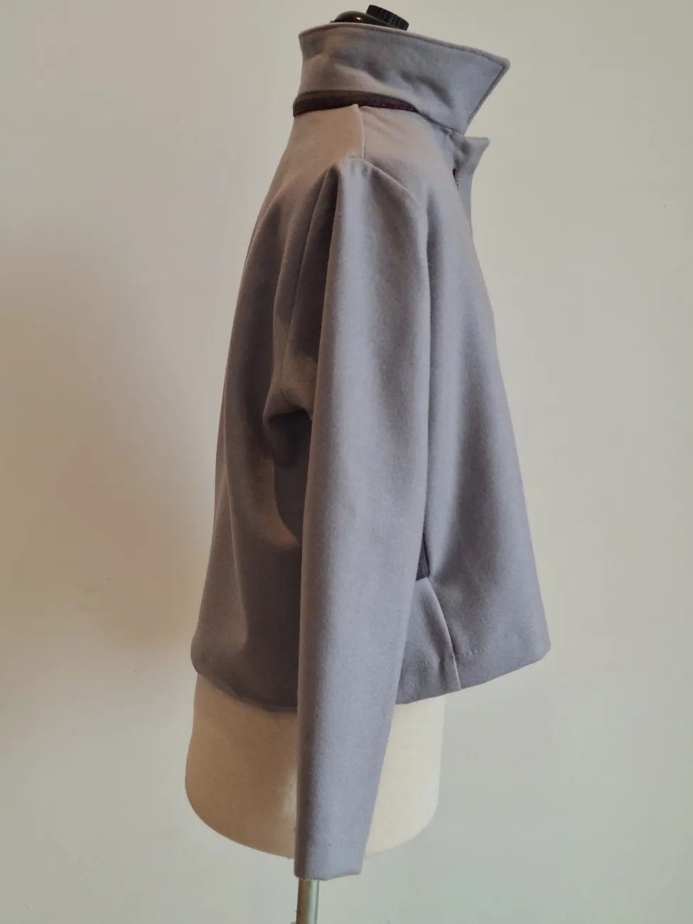 Chaqueta gris clara, cuello subido MAU