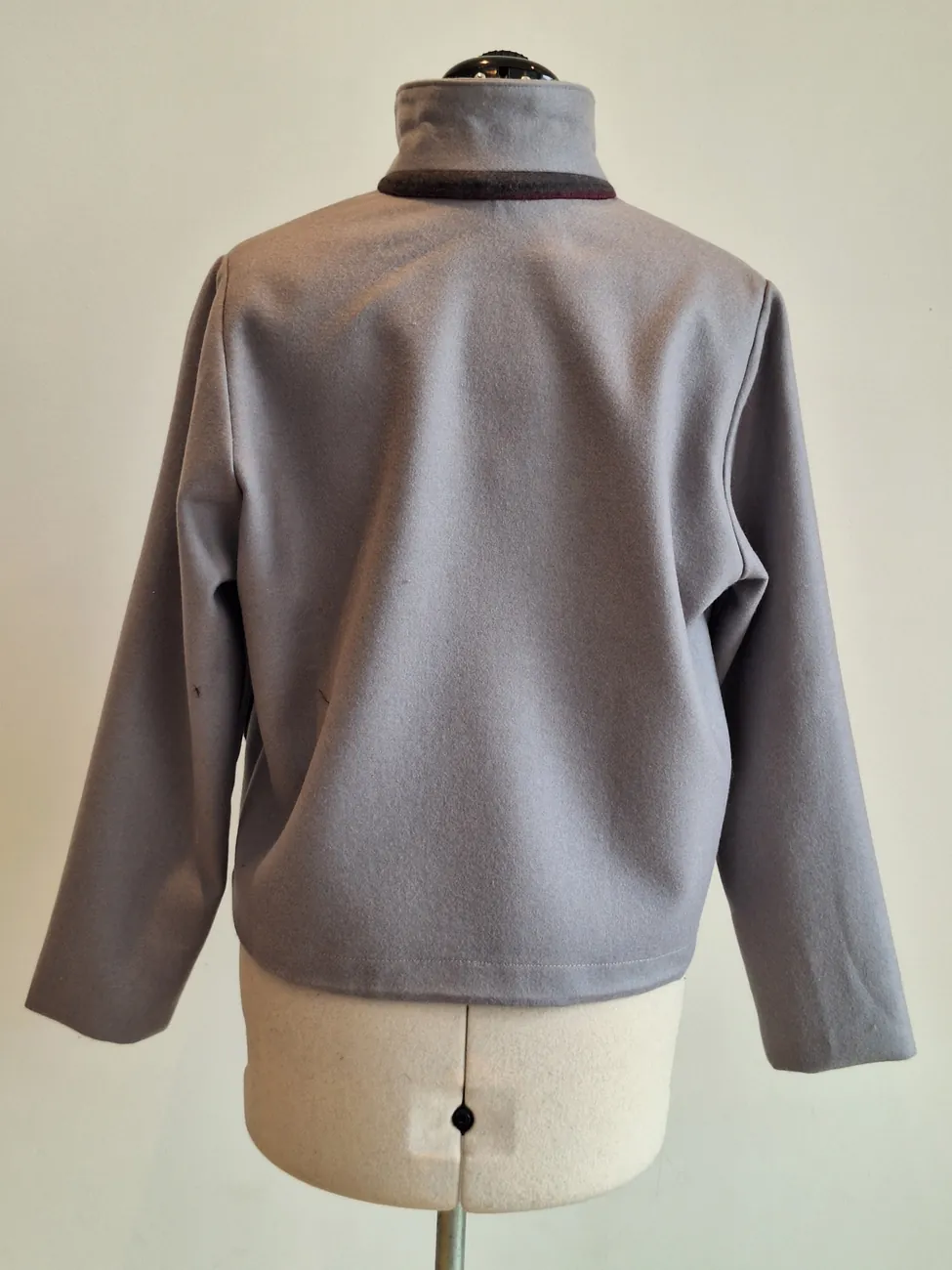 Chaqueta gris clara, cuello subido MAU