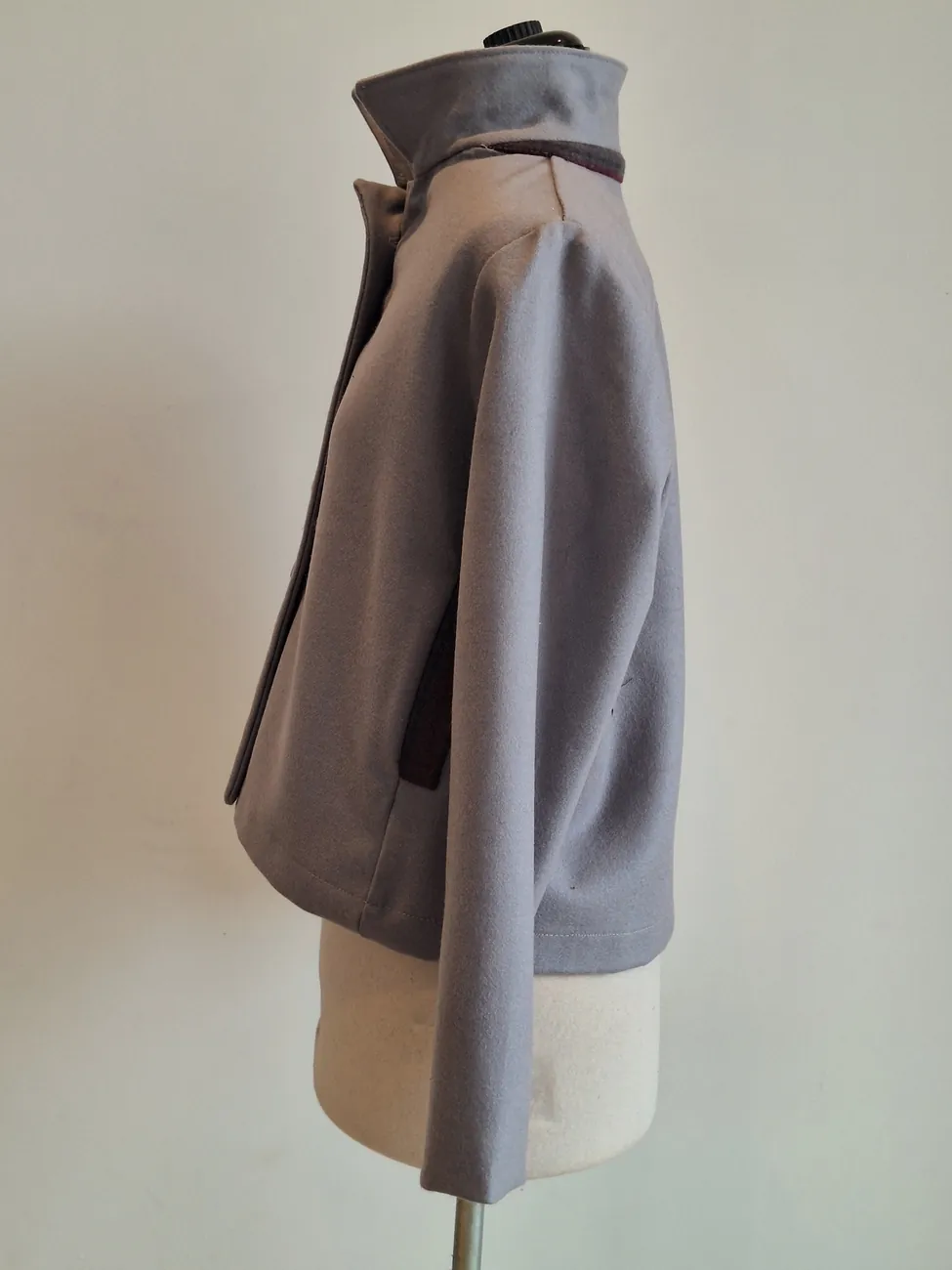 Chaqueta gris clara, cuello subido MAU