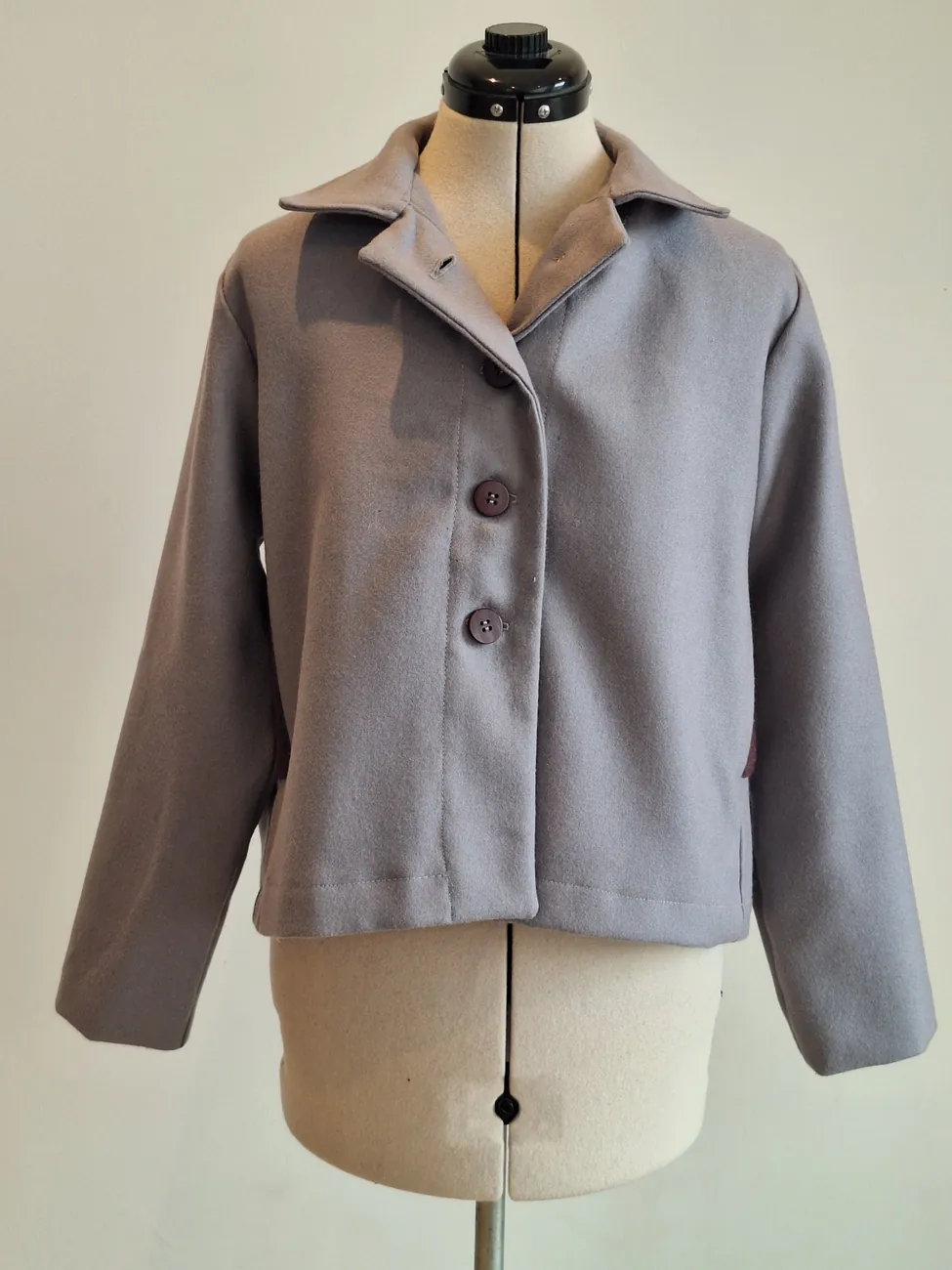 Chaqueta gris clara, cuello subido MAU