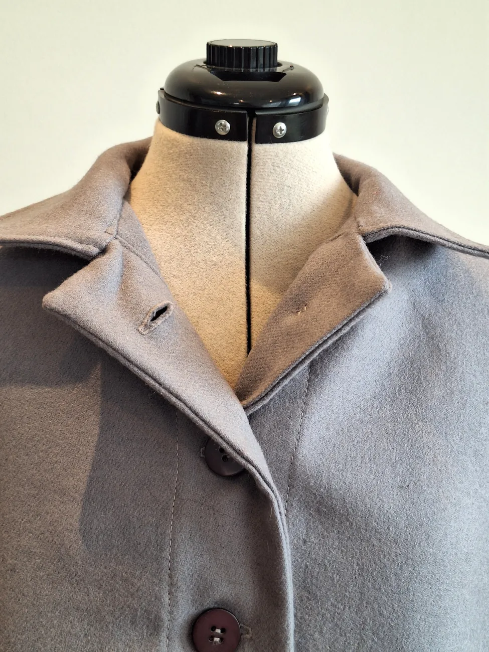 Chaqueta gris clara, cuello subido MAU