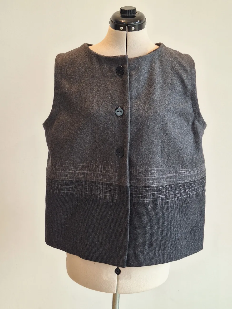 Chaqueta gris con detalle MAU