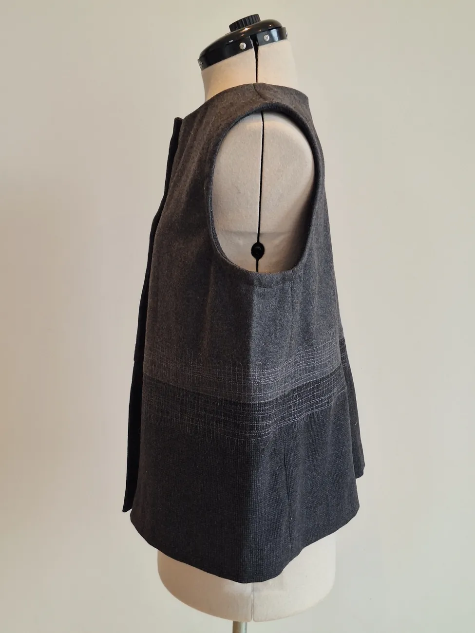 Chaqueta gris con detalle MAU