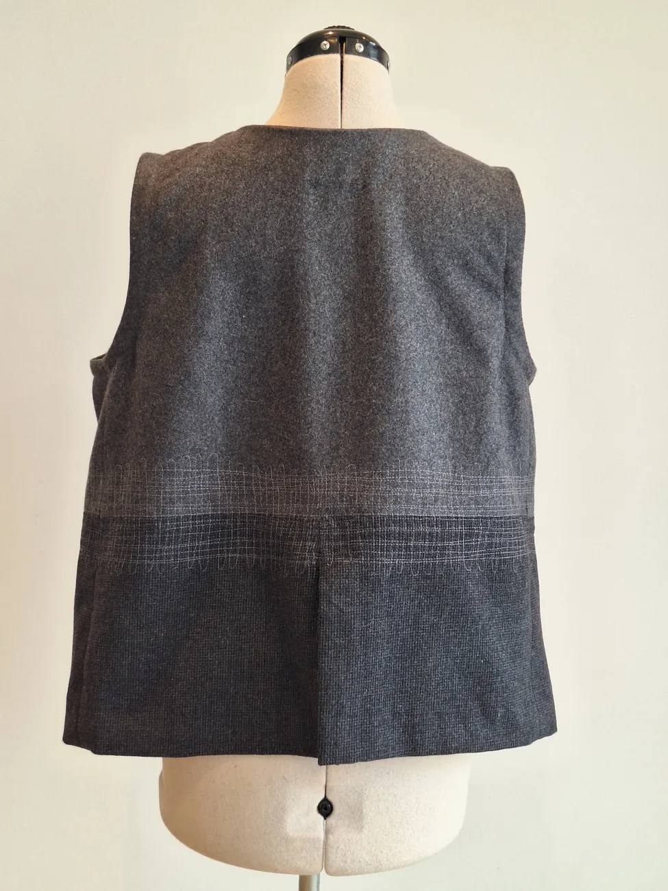 Chaqueta gris con detalle MAU