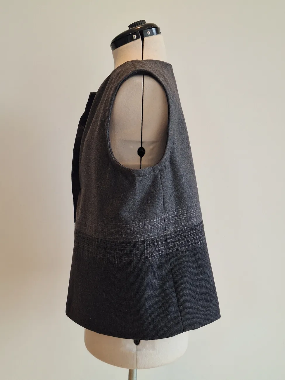 Chaqueta gris con detalle MAU