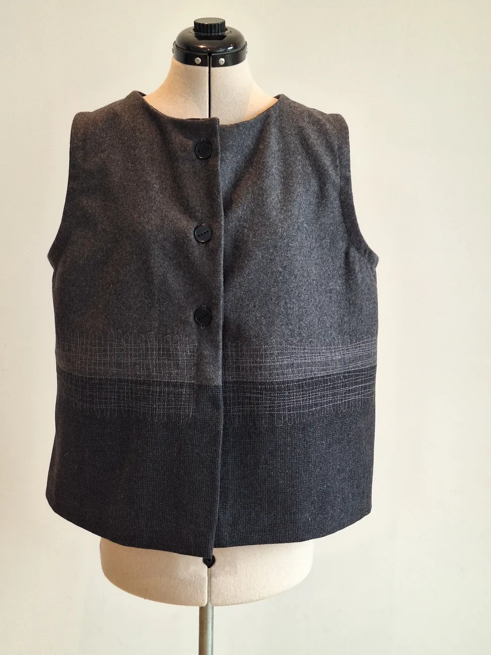 Chaqueta gris con detalle MAU