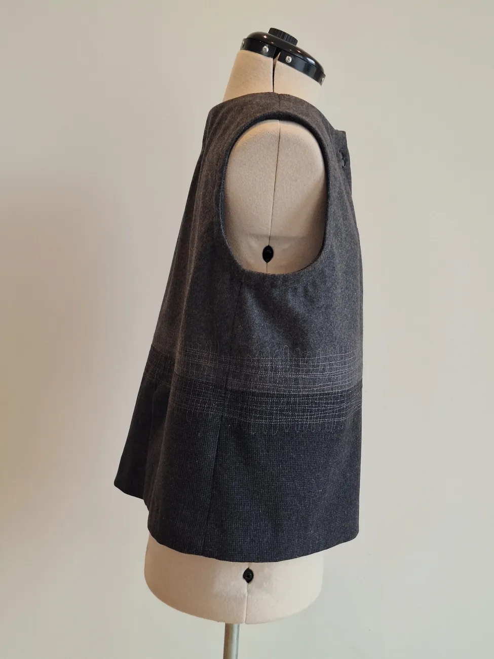 Chaqueta gris con detalle MAU