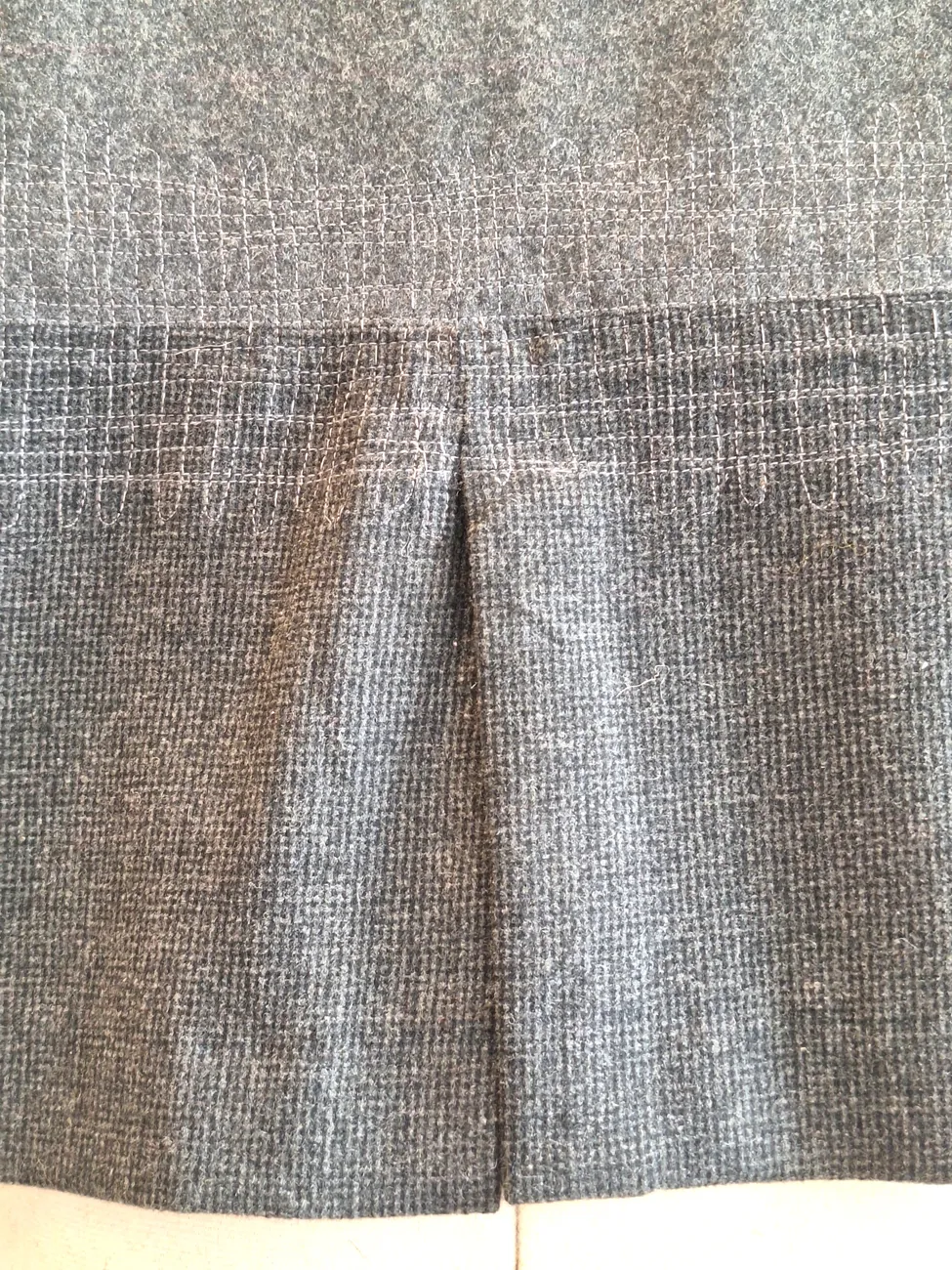 Chaqueta gris con detalle MAU