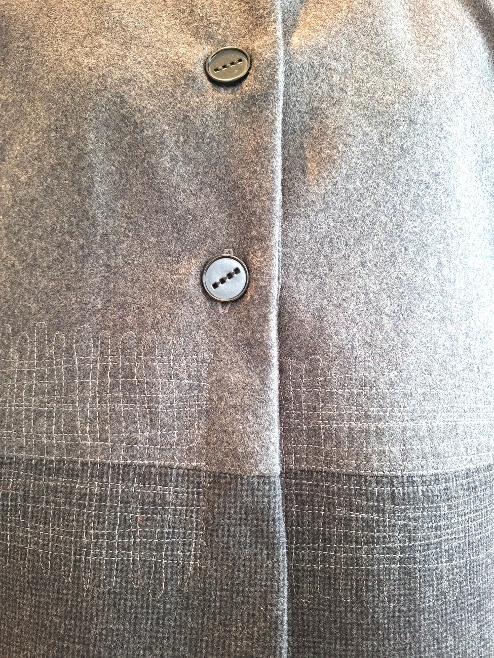 Chaqueta gris con detalle MAU