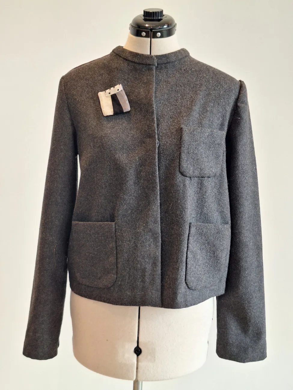 Chaqueta gris y burdeo MAU