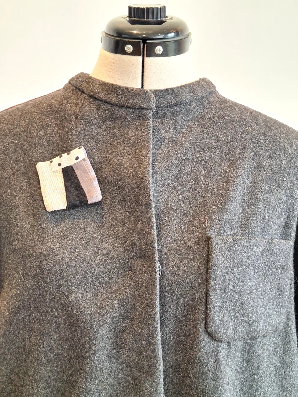Chaqueta gris y burdeo MAU