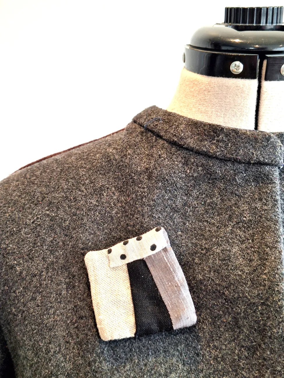 Chaqueta gris y burdeo MAU