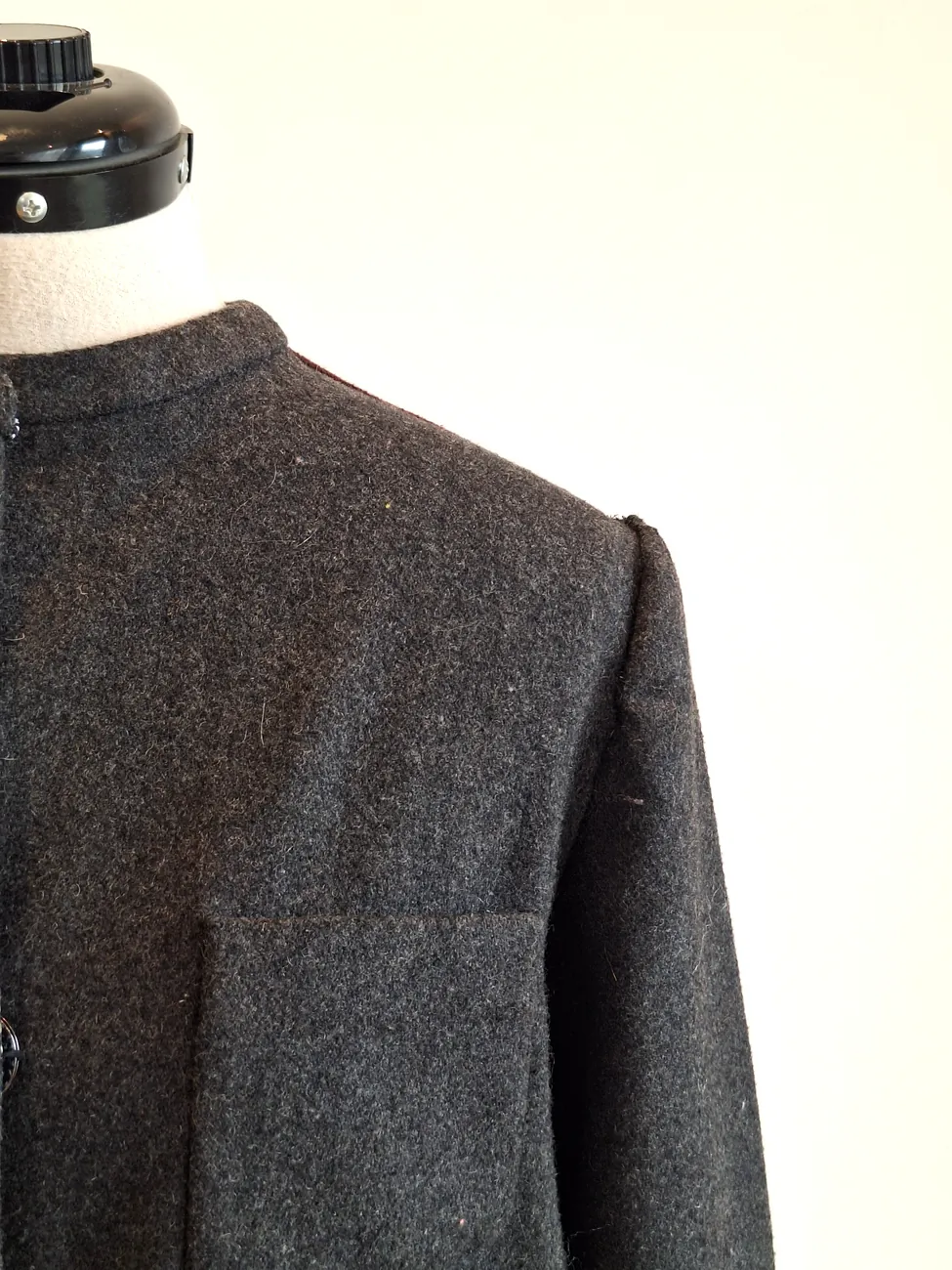 Chaqueta gris y burdeo MAU