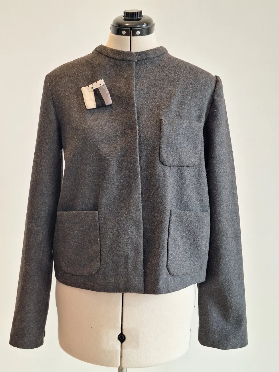 Chaqueta gris y burdeo MAU