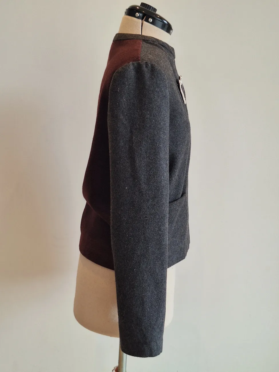 Chaqueta gris y burdeo MAU