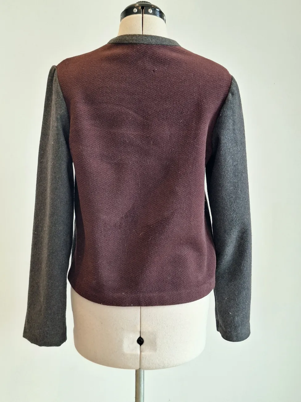 Chaqueta gris y burdeo MAU