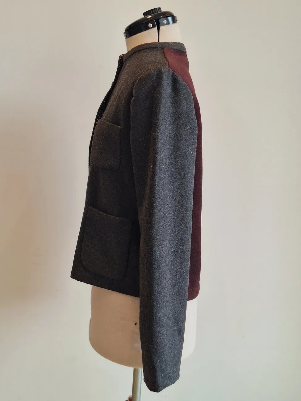 Chaqueta gris y burdeo MAU
