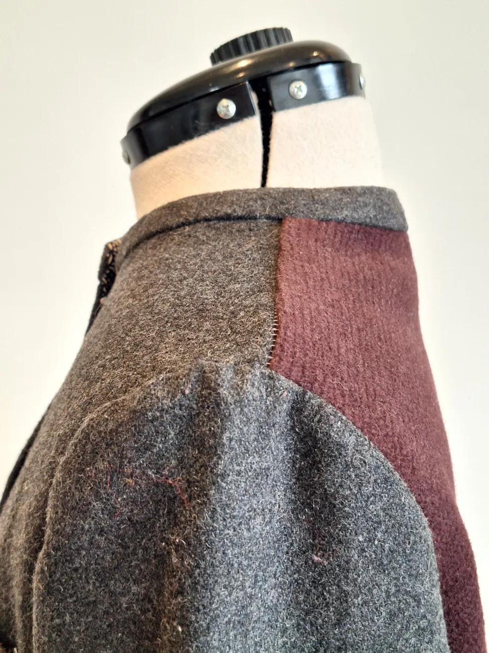 Chaqueta gris y burdeo MAU