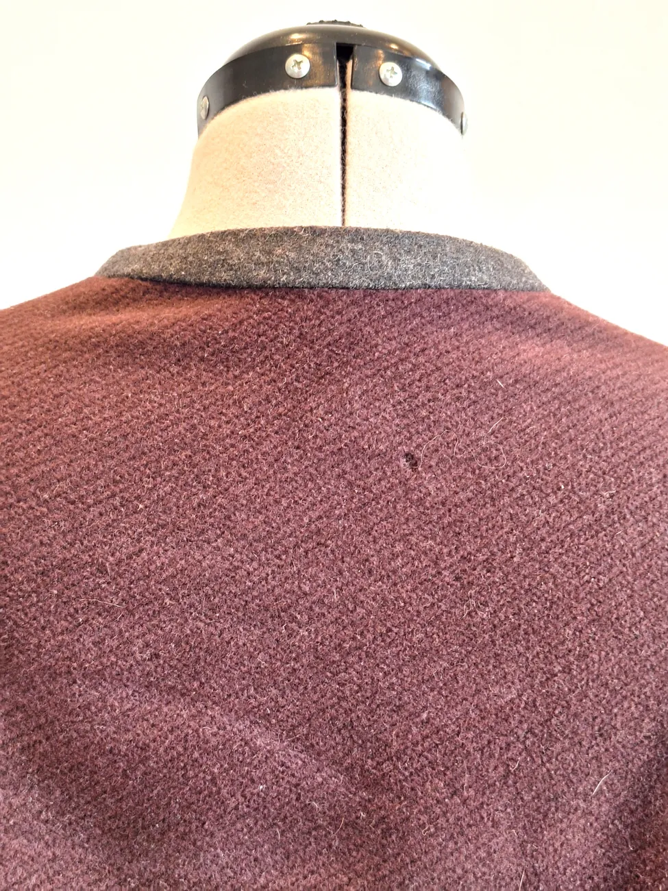 Chaqueta gris y burdeo MAU