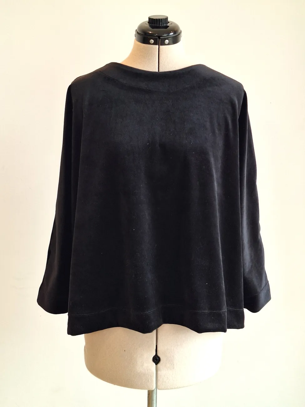 Polera de terciopelo negro MAU
