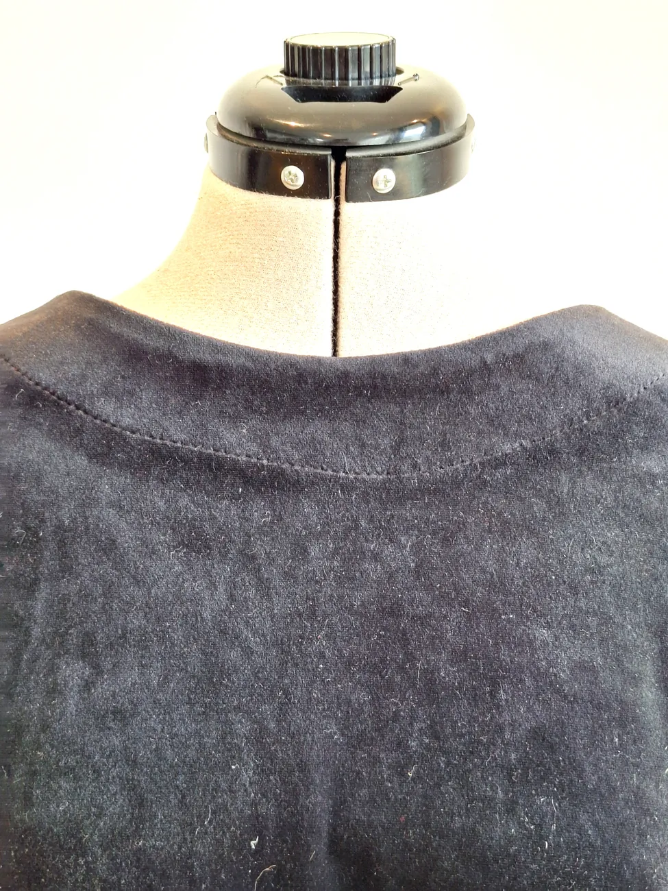 Polera de terciopelo negro MAU