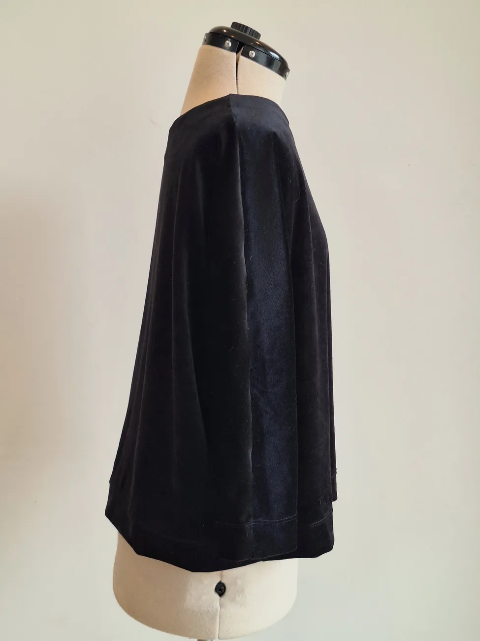 Polera de terciopelo negro MAU