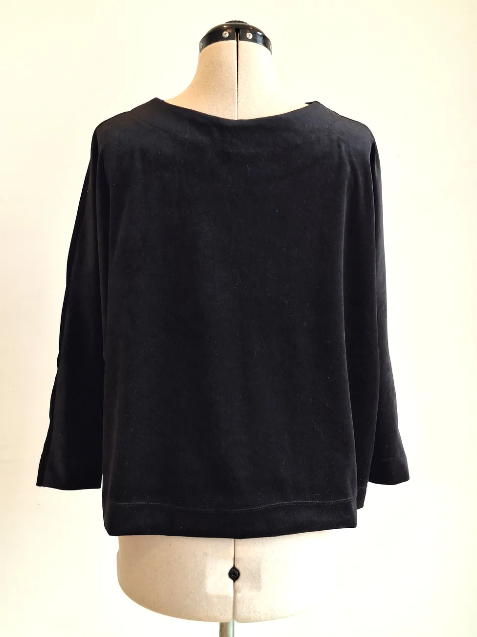 Polera de terciopelo negro MAU