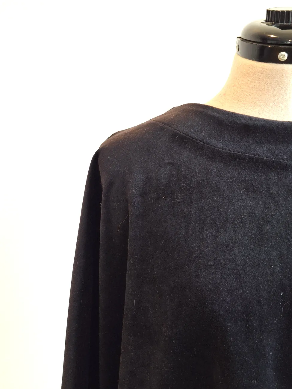 Polera de terciopelo negro MAU