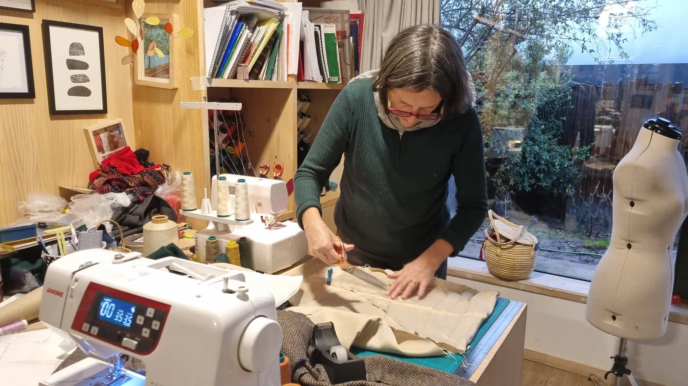Cortando molde sobre la tela